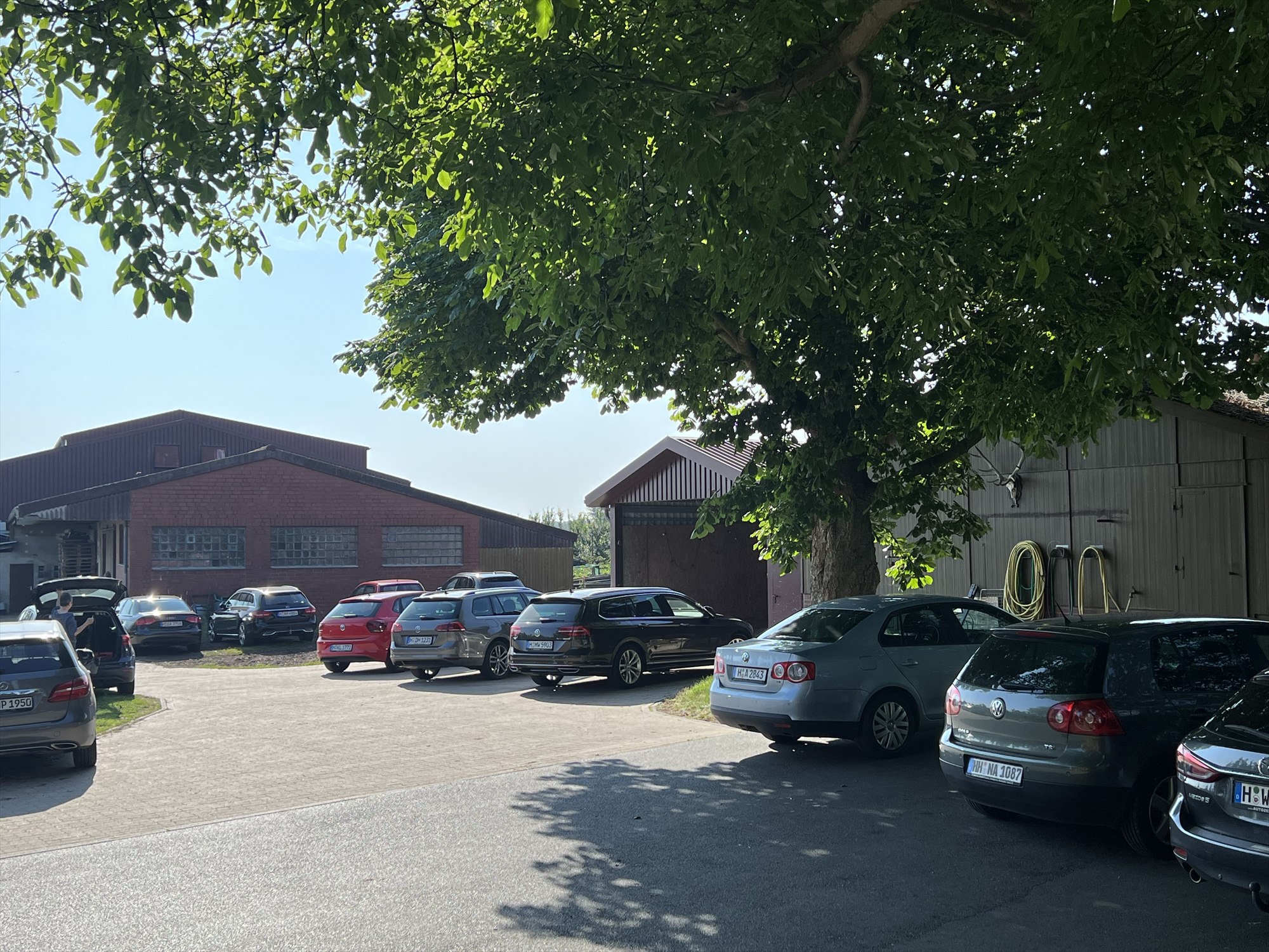 Kundenparkplatz an unserem Hofladen in Holtensen
